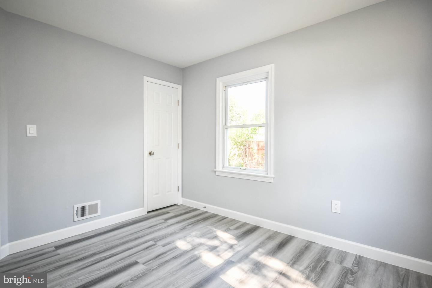 9813 Braddock Rd Property Photo 19