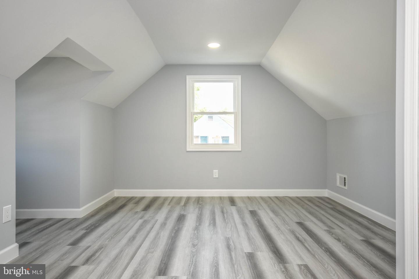 9813 Braddock Rd Property Photo 21