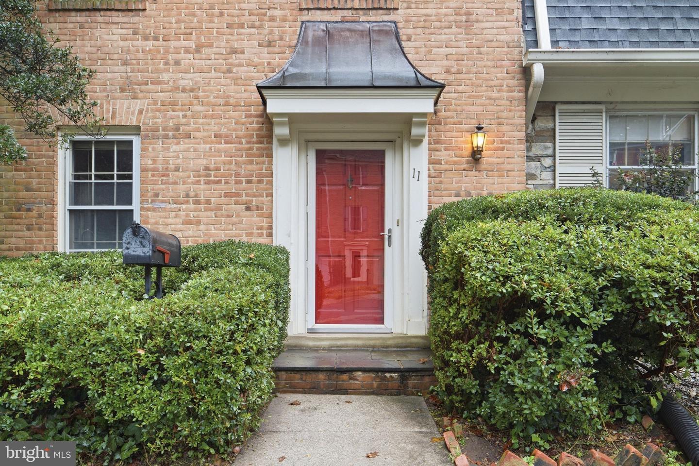 11 SANGAMORE CT Property Photo 1