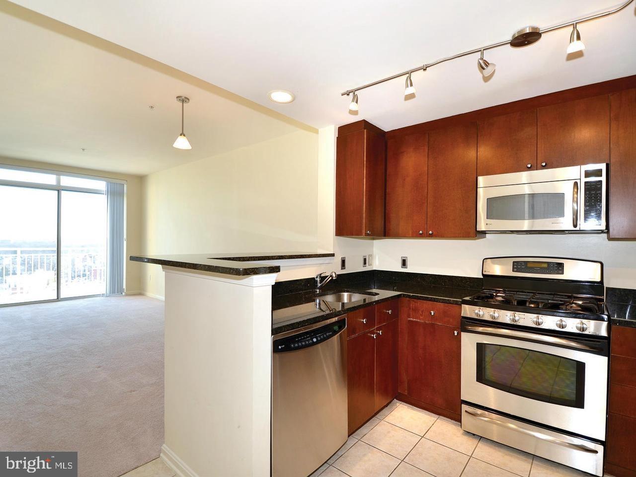 930 Wayne Ave #1401 Property Photo 2