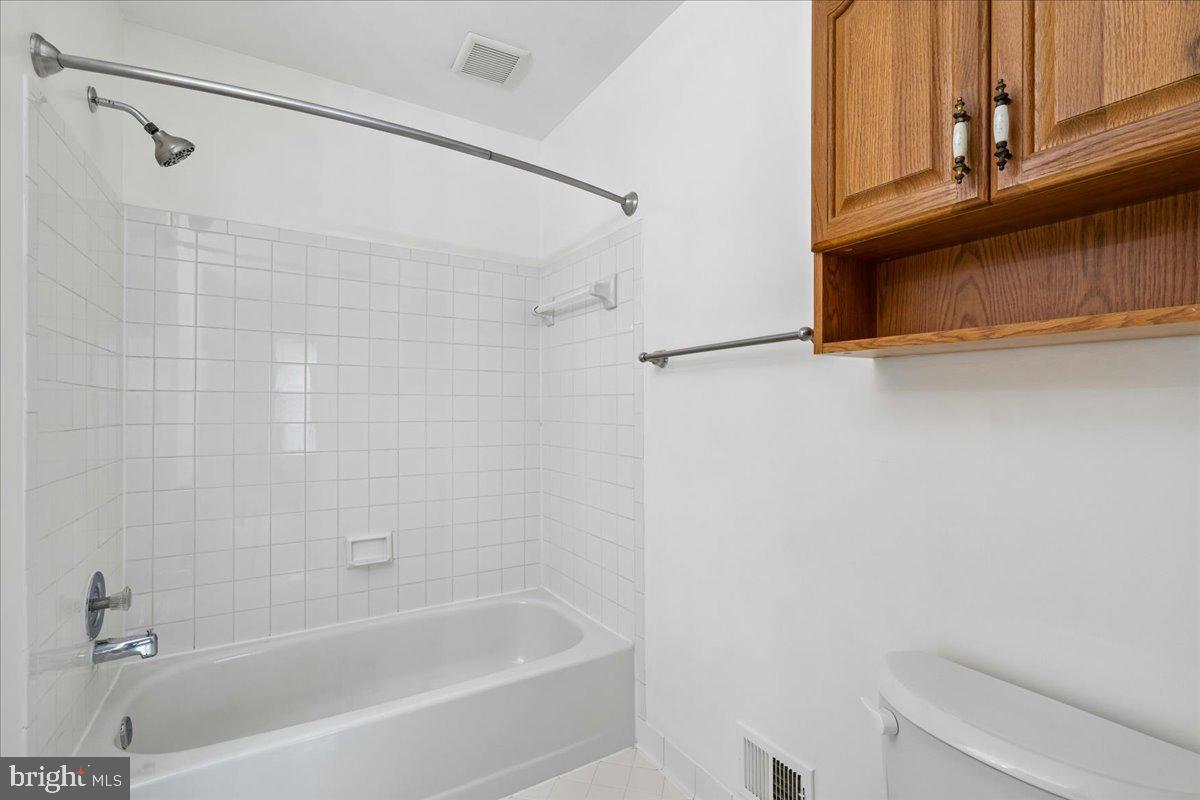 20014 Lake Park Dr #121 Property Photo 26