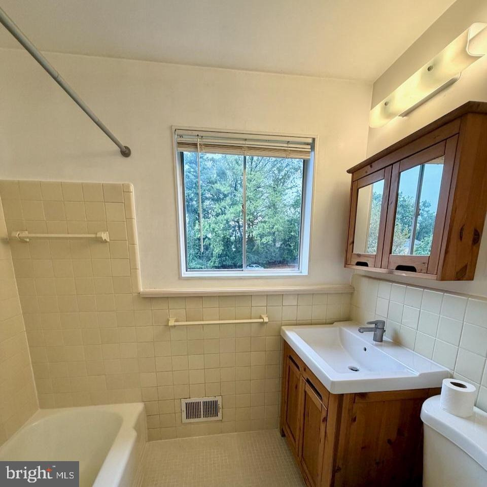 10506 Weymouth St #204 Property Photo 6