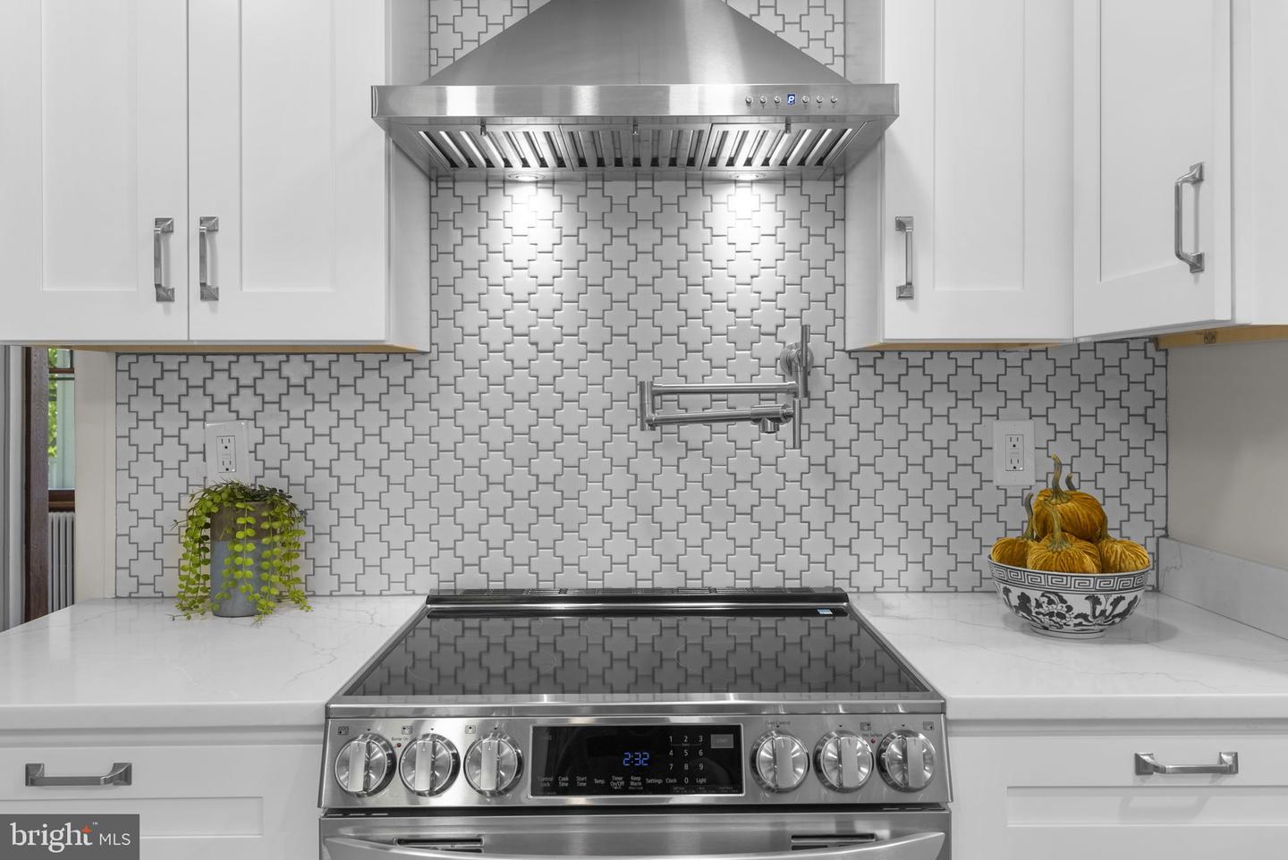 9403 Warren St Property Photo 6