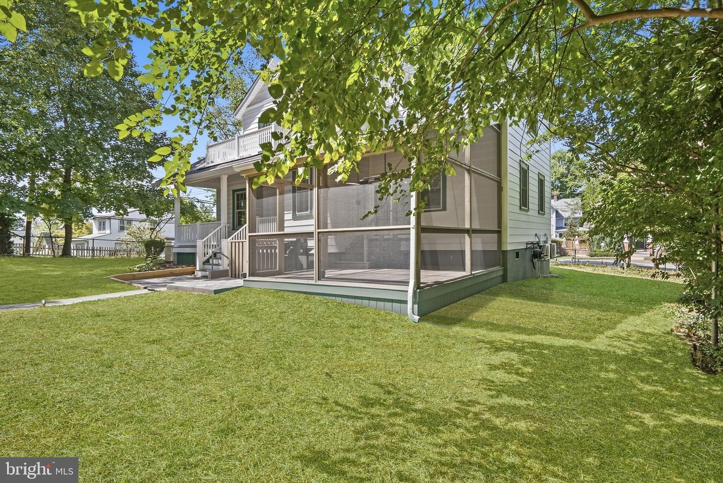 9403 Warren St Property Photo 14
