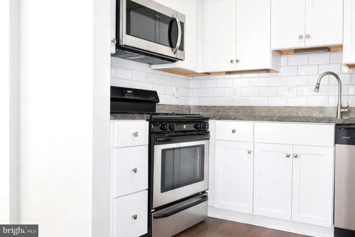 2004 Coleridge Dr #202 Property Photo 4