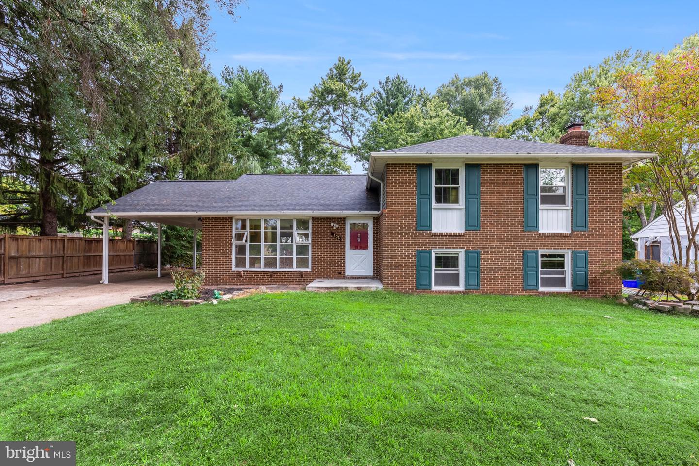 1402 MULLINS ST Property Photo 1