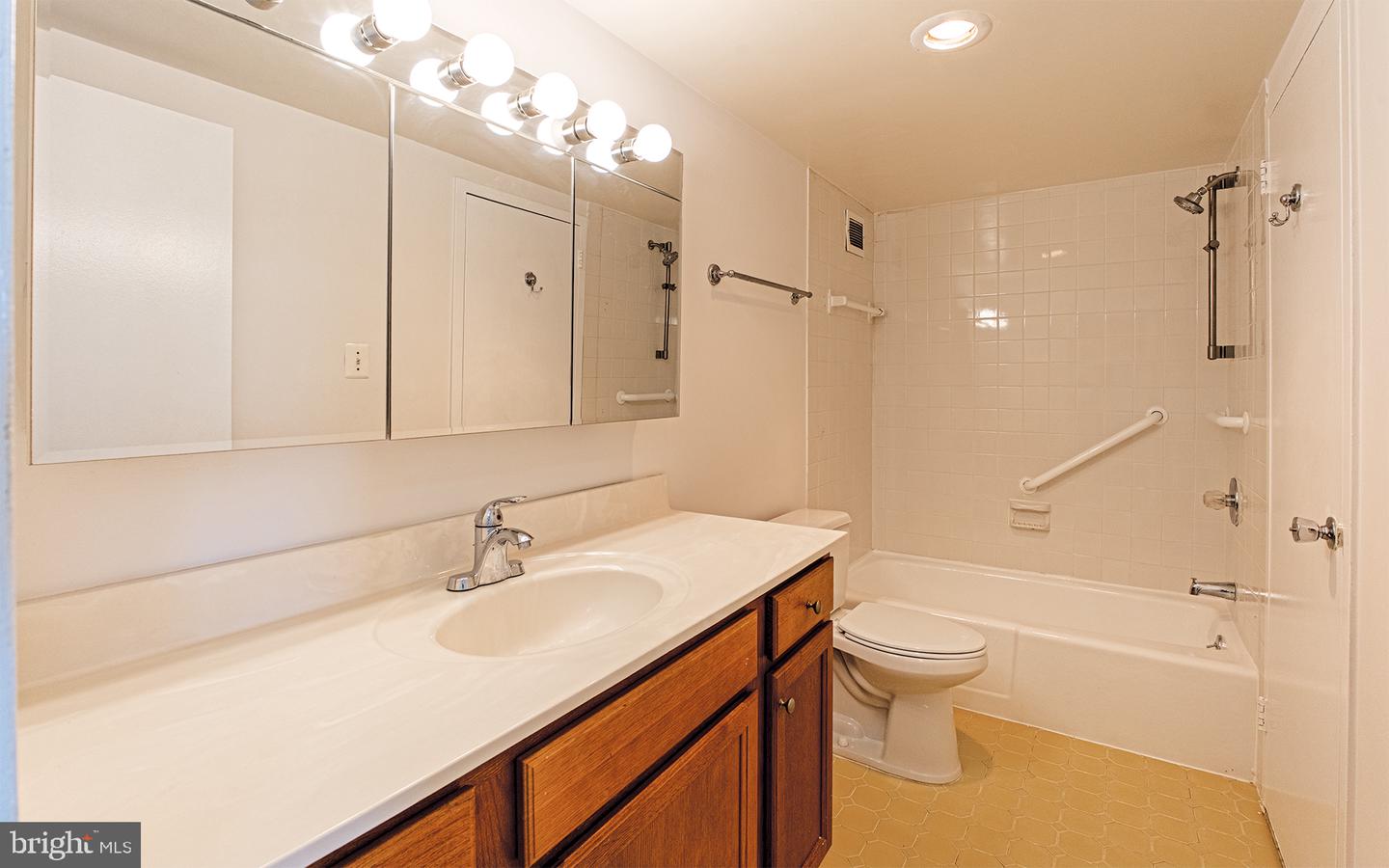 5225 Pooks Hill Rd #517s Property Photo 9