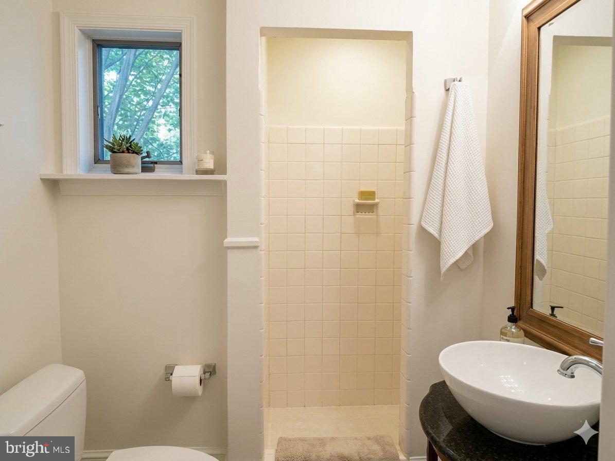 6304 Wiscasset Rd Property Photo 14