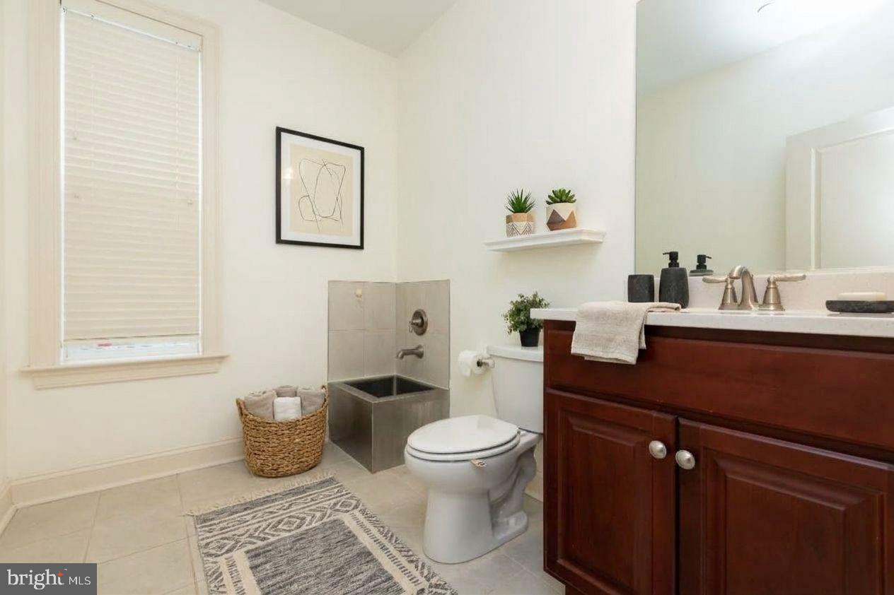 215 N Van Buren St Property Photo 43