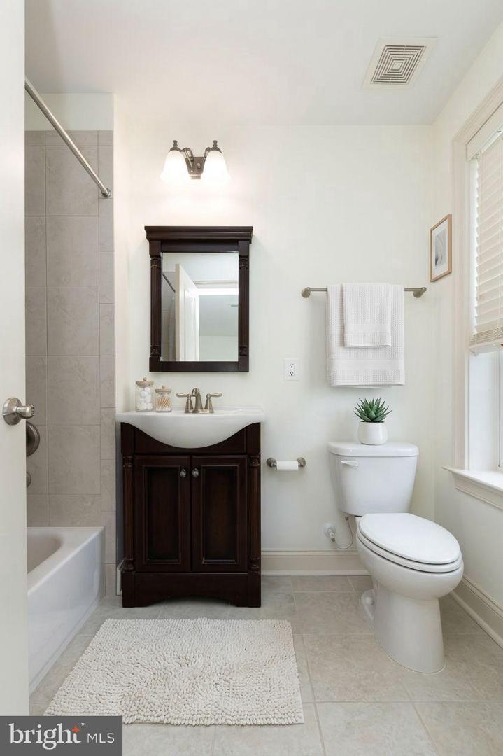 215 N Van Buren St Property Photo 45