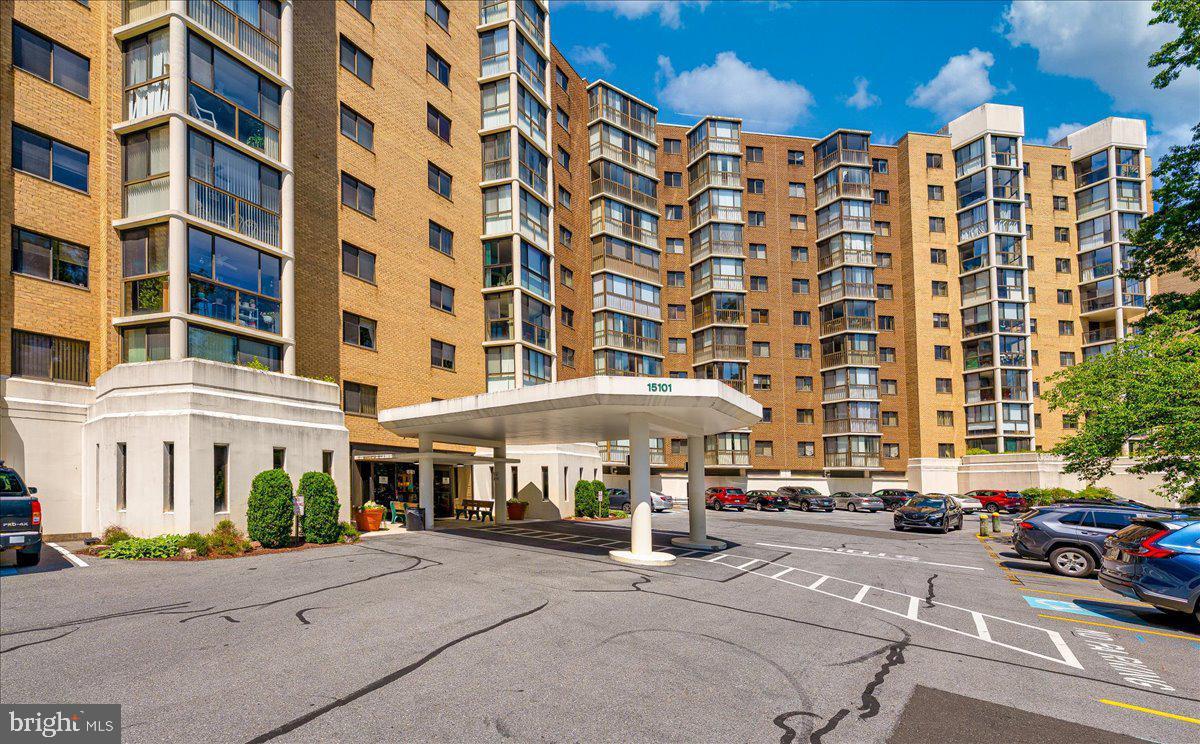 15101 Interlachen Dr #1-401 Property Photo 2