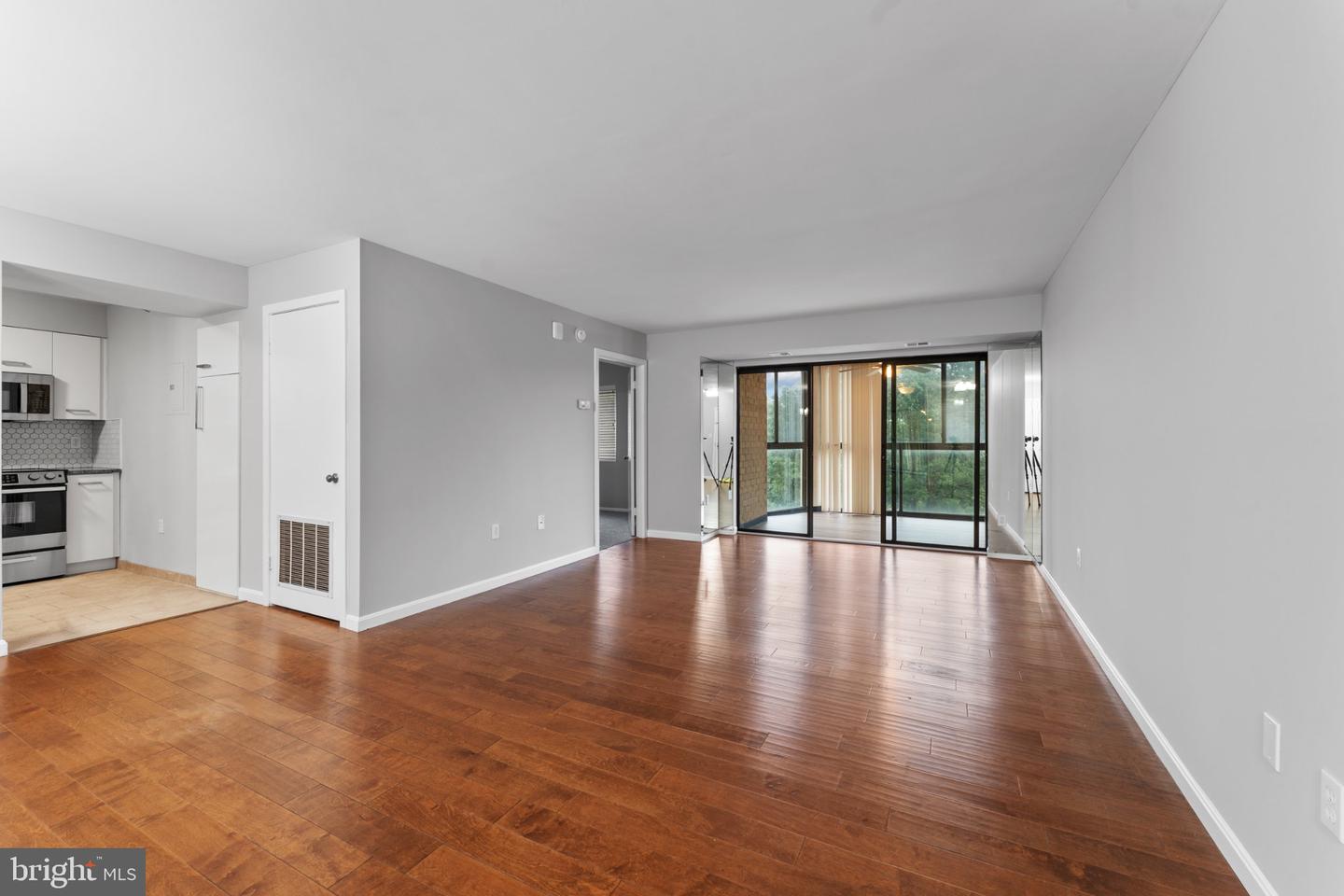 15101 Interlachen Dr #1-401 Property Photo 3