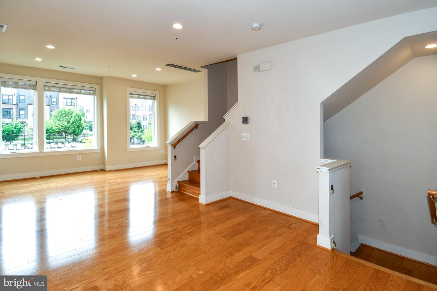 16301 Columbus Ave Property Photo 4