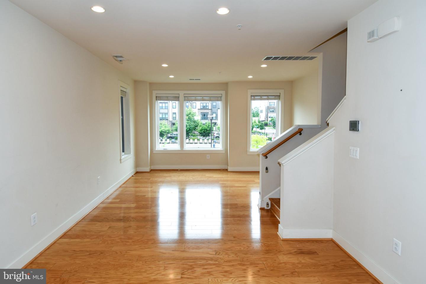 16301 Columbus Ave Property Photo 5