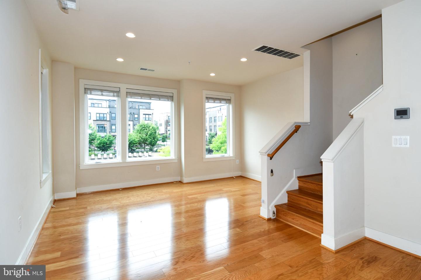 16301 Columbus Ave Property Photo 6