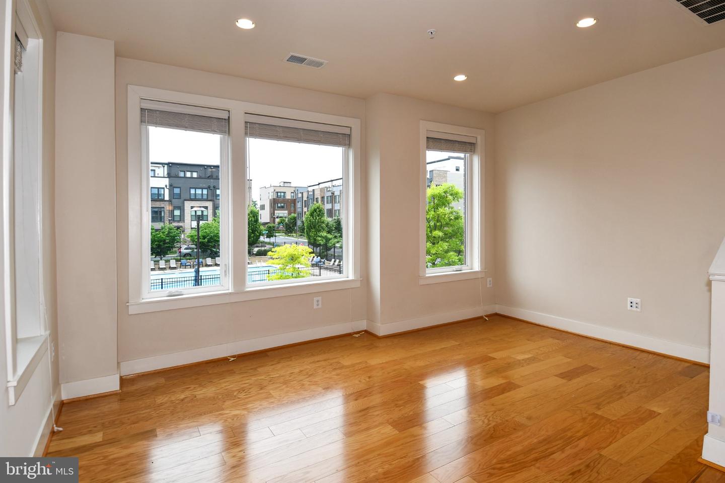 16301 Columbus Ave Property Photo 7