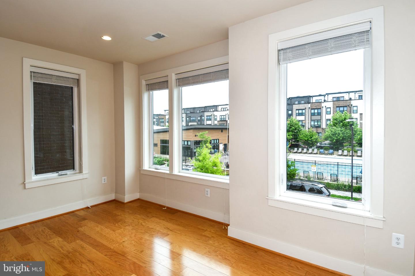 16301 Columbus Ave Property Photo 8