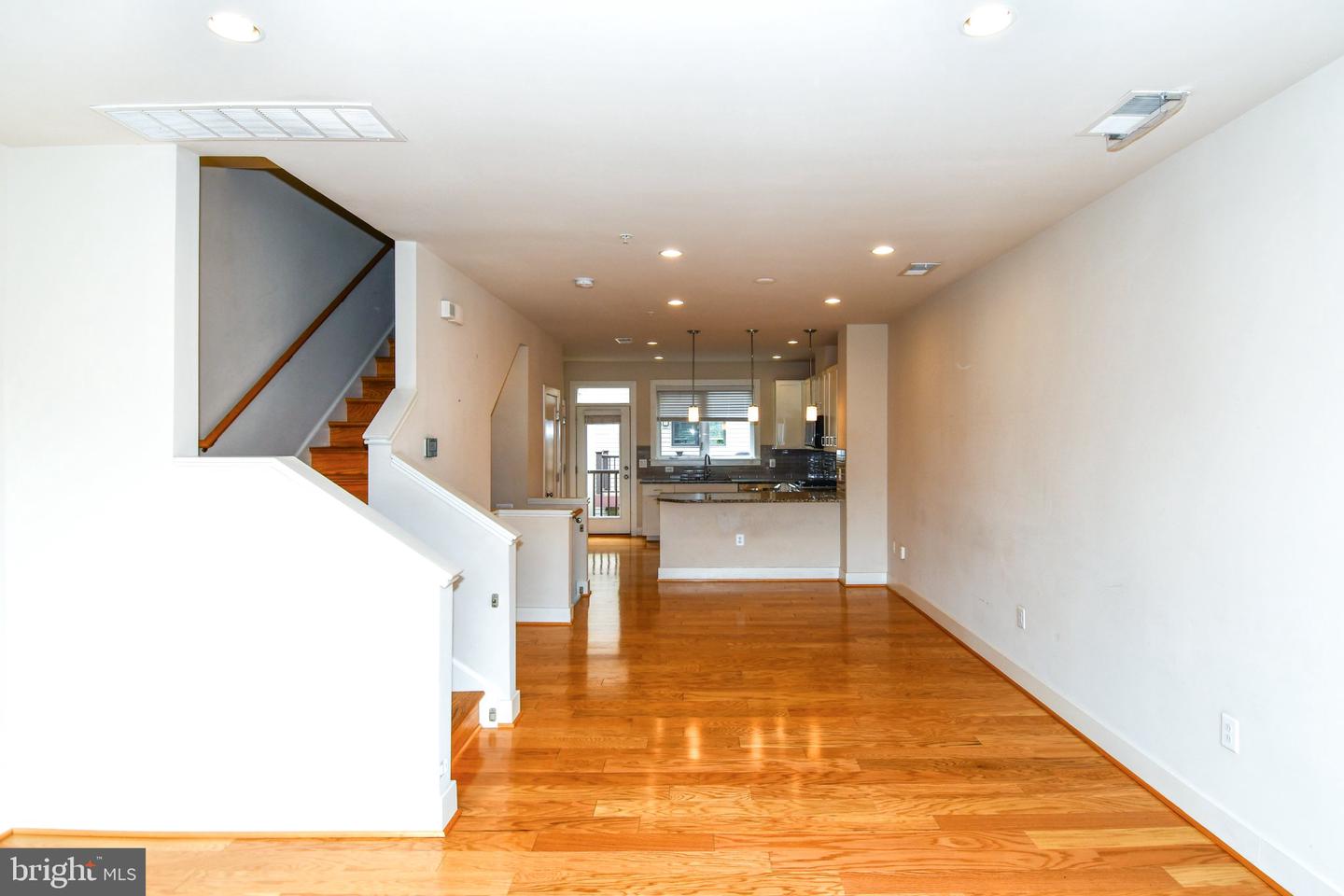 16301 Columbus Ave Property Photo 9