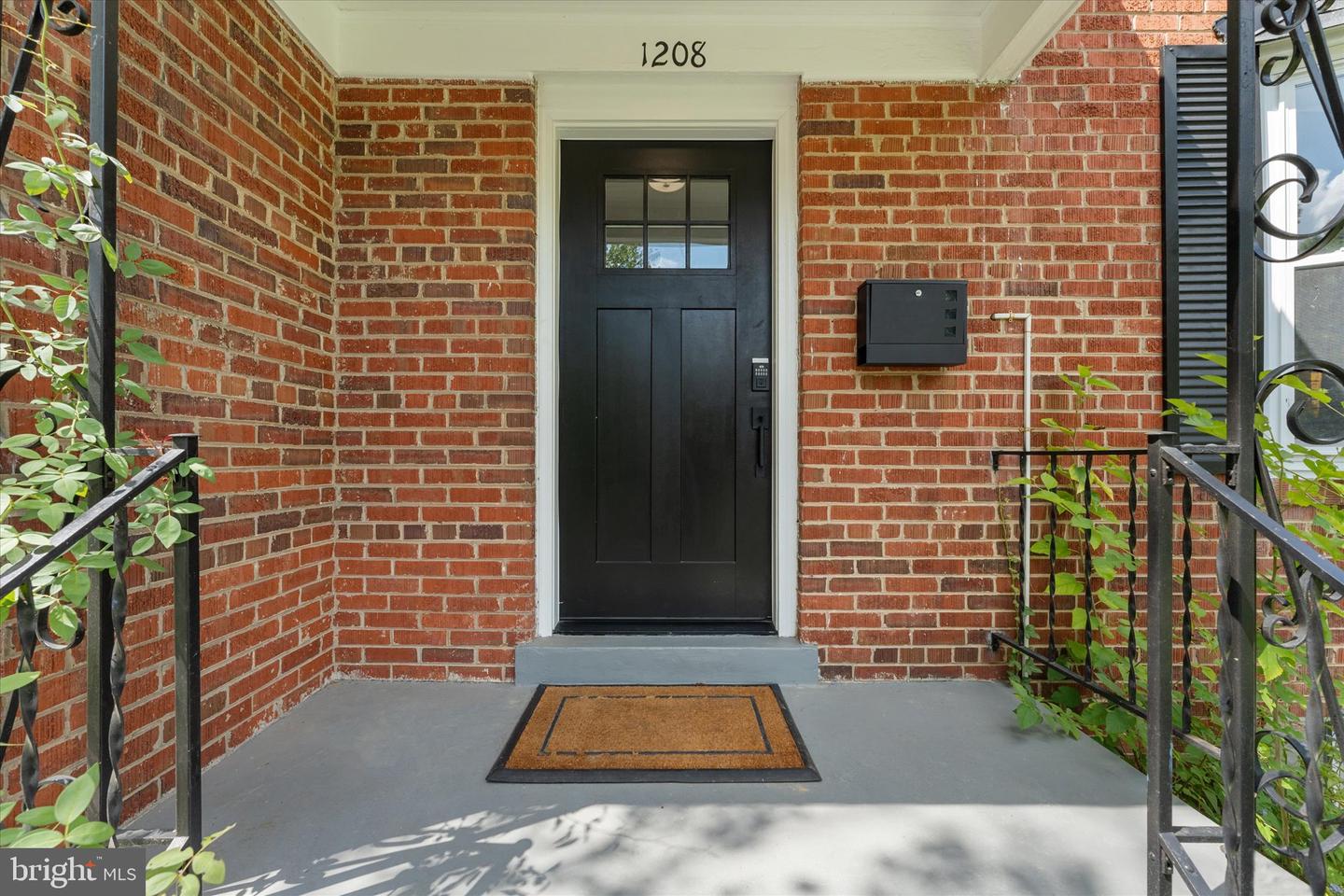 1208 Jackson Ave Property Photo 3