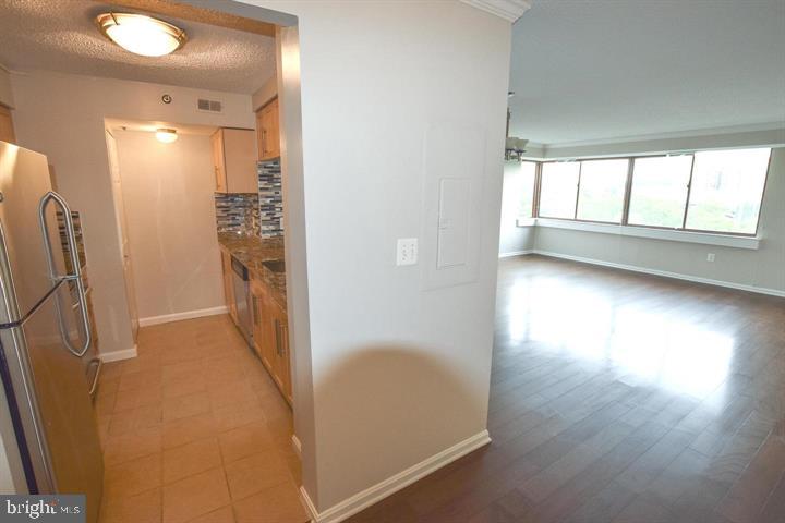 10101 Grosvenor Pl #815 Property Photo 2