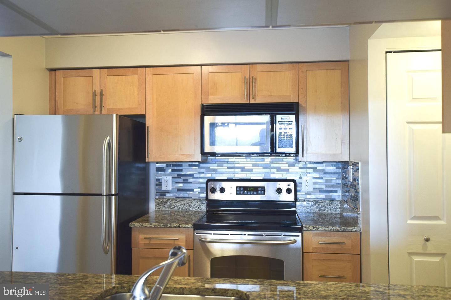 10101 Grosvenor Pl #815 Property Photo 6