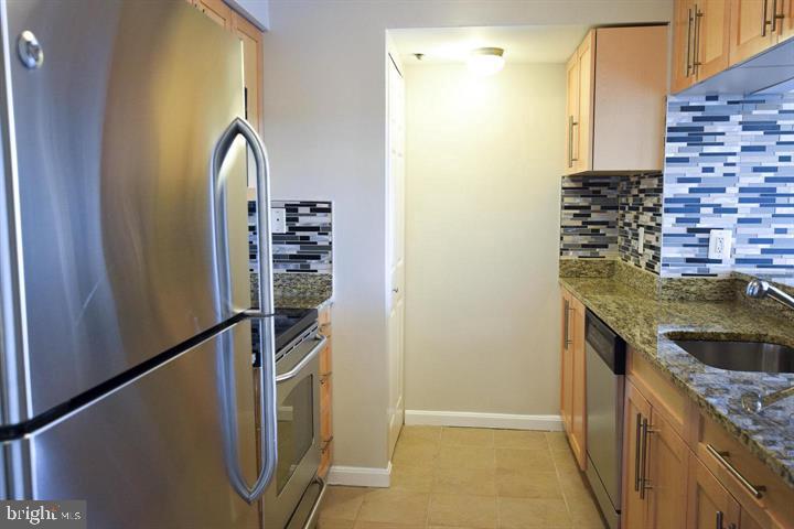 10101 Grosvenor Pl #815 Property Photo 7