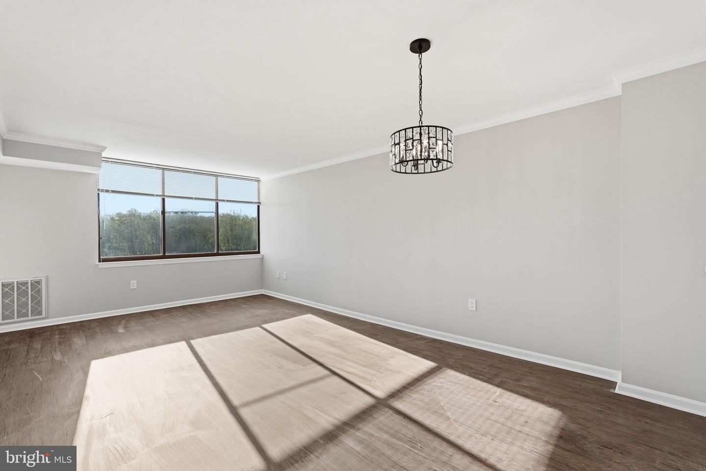 10101 Grosvenor Pl #1219 Property Photo 2