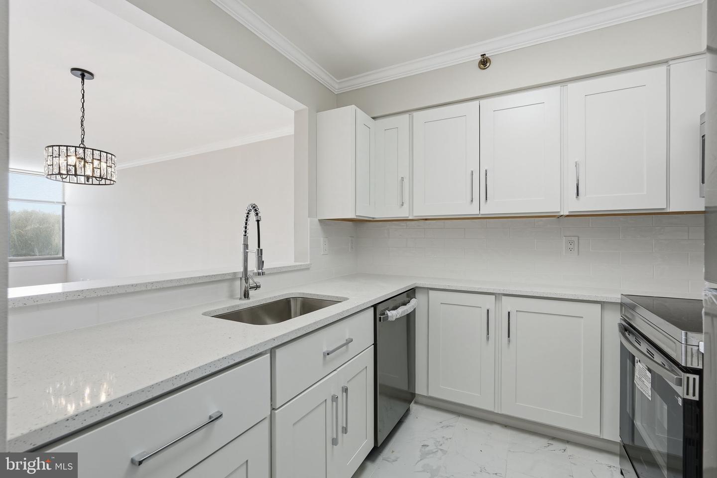 10101 Grosvenor Pl #1219 Property Photo 5