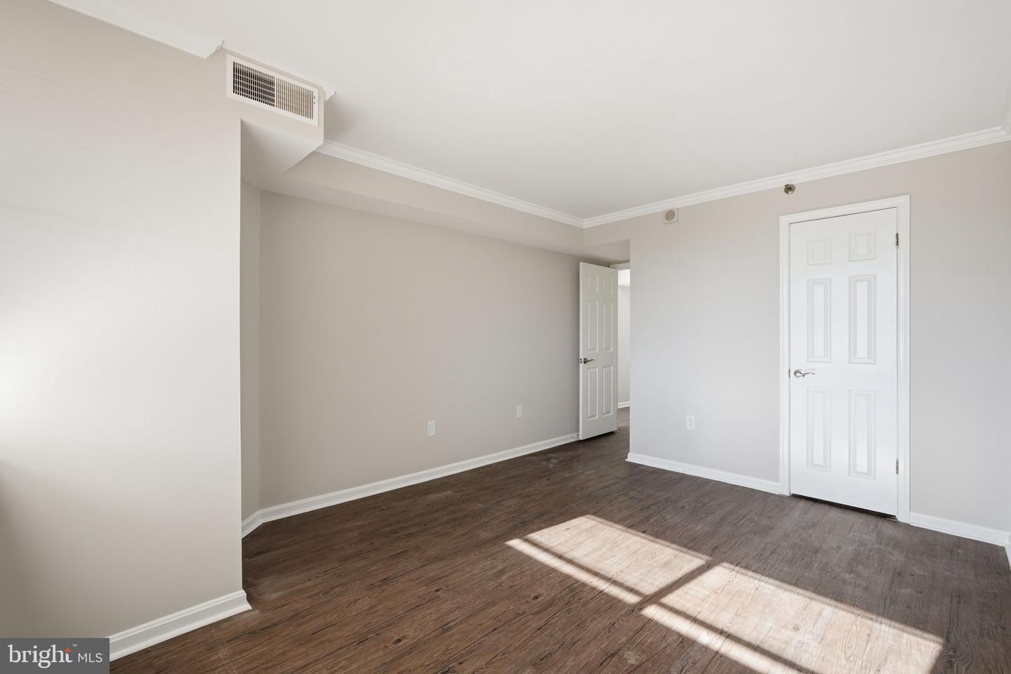 10101 Grosvenor Pl #1219 Property Photo 11