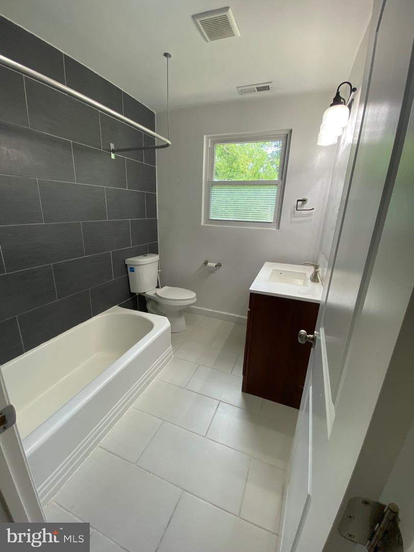 1100 Broadview Rd Property Photo 14