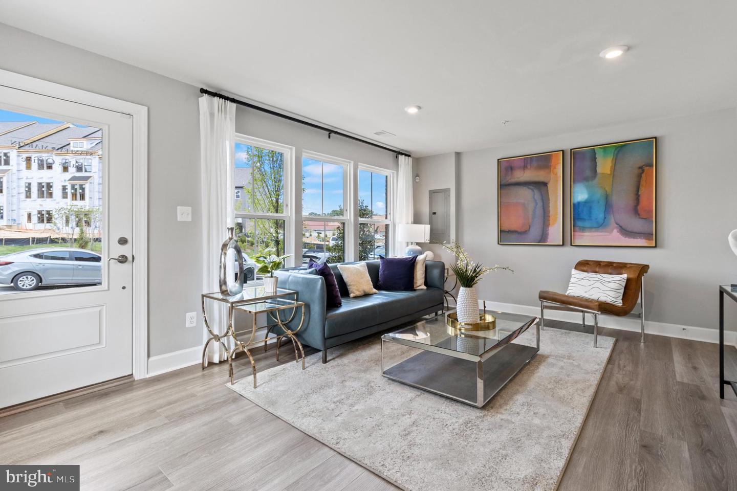 3401 Carnaby St Property Photo 4