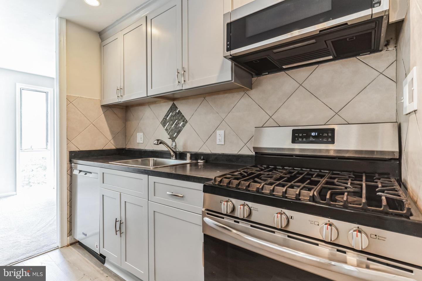 7103 Donnell Pl #c Property Photo