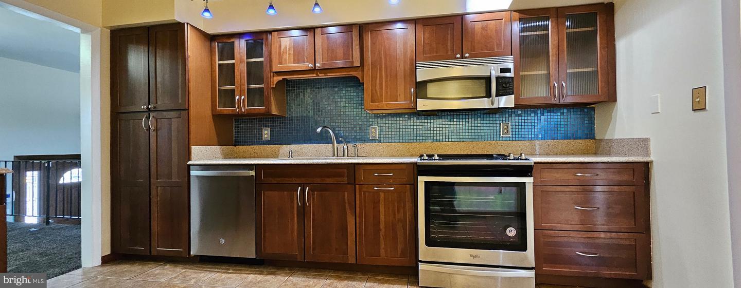 16914 Dorchester Pl Property Photo 9