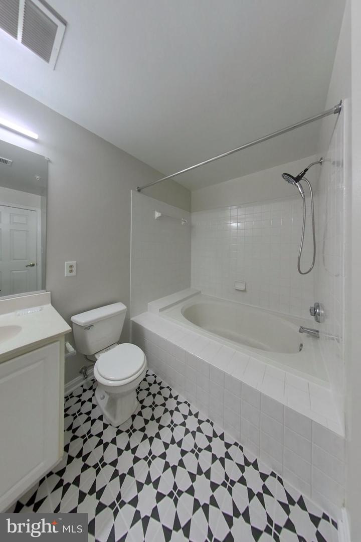 6600 Lake Park Dr #2e Property Photo 15
