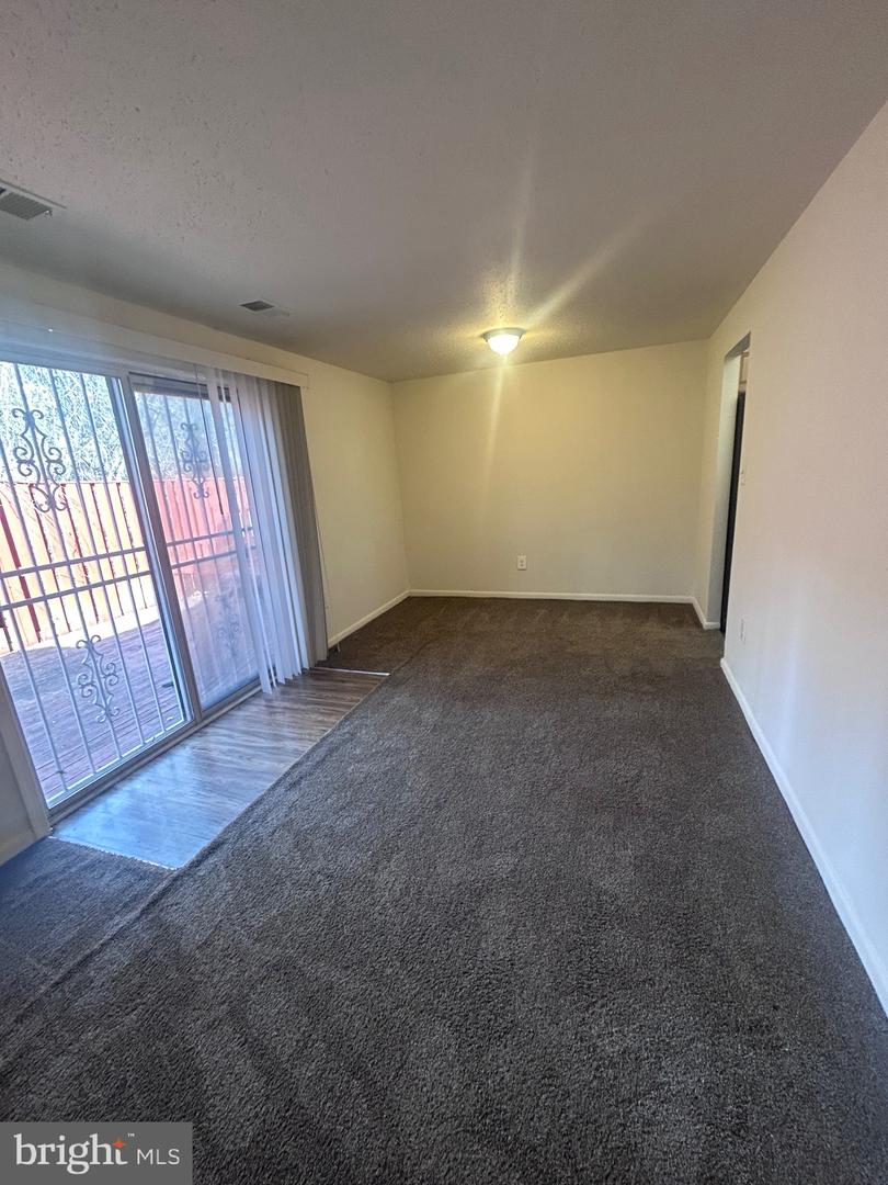 1734 Dutch Village Dr #n-370 Property Photo 3