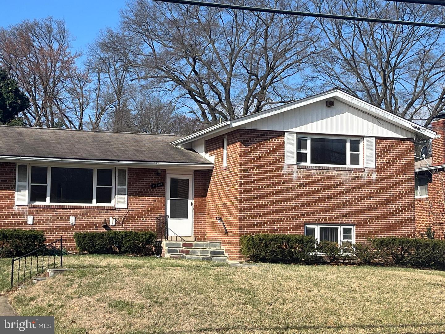 7104 Adelphi Rd Property Photo 2