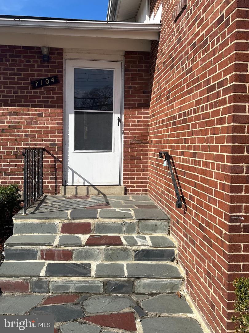 7104 Adelphi Rd Property Photo 3