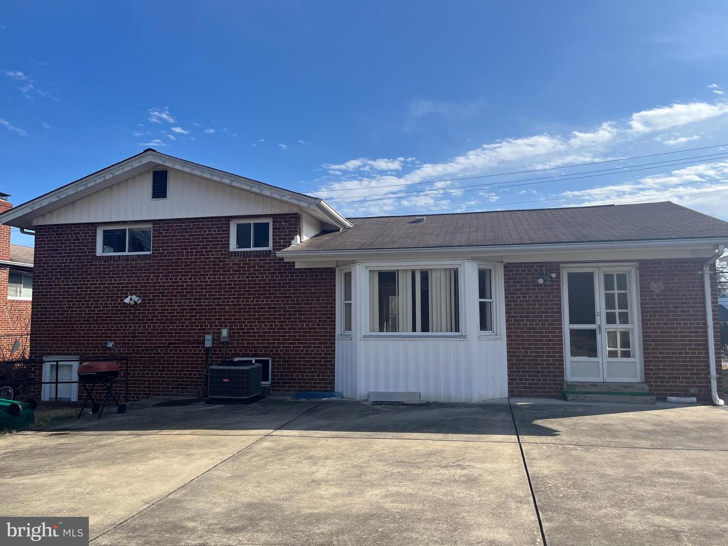 7104 Adelphi Rd Property Photo 4