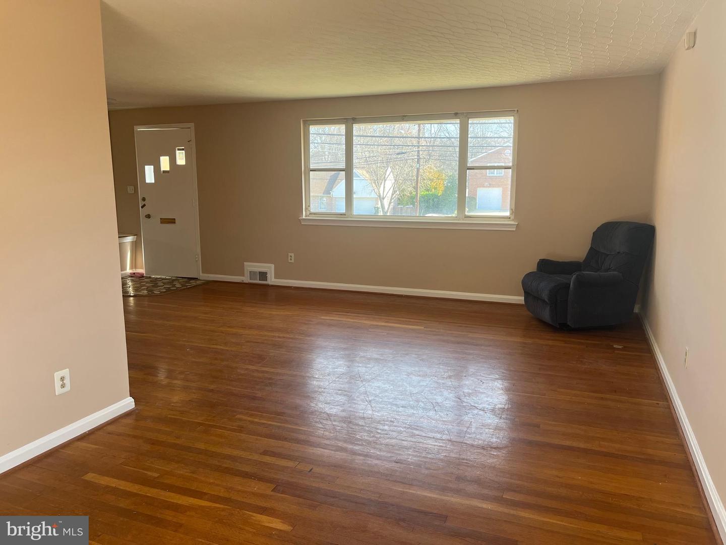 7104 Adelphi Rd Property Photo 6