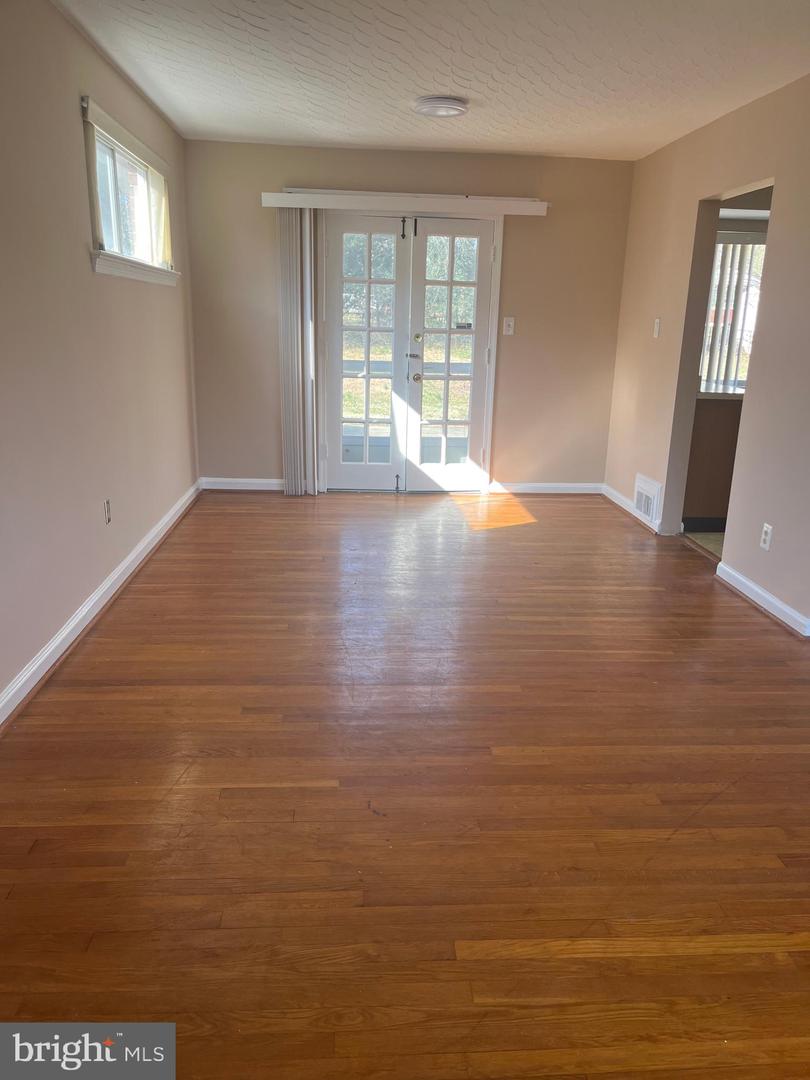 7104 Adelphi Rd Property Photo 8