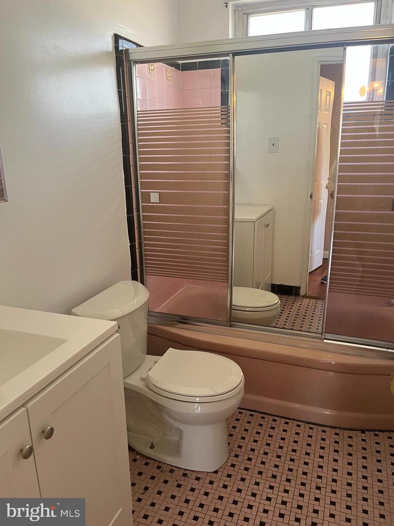7104 Adelphi Rd Property Photo 16