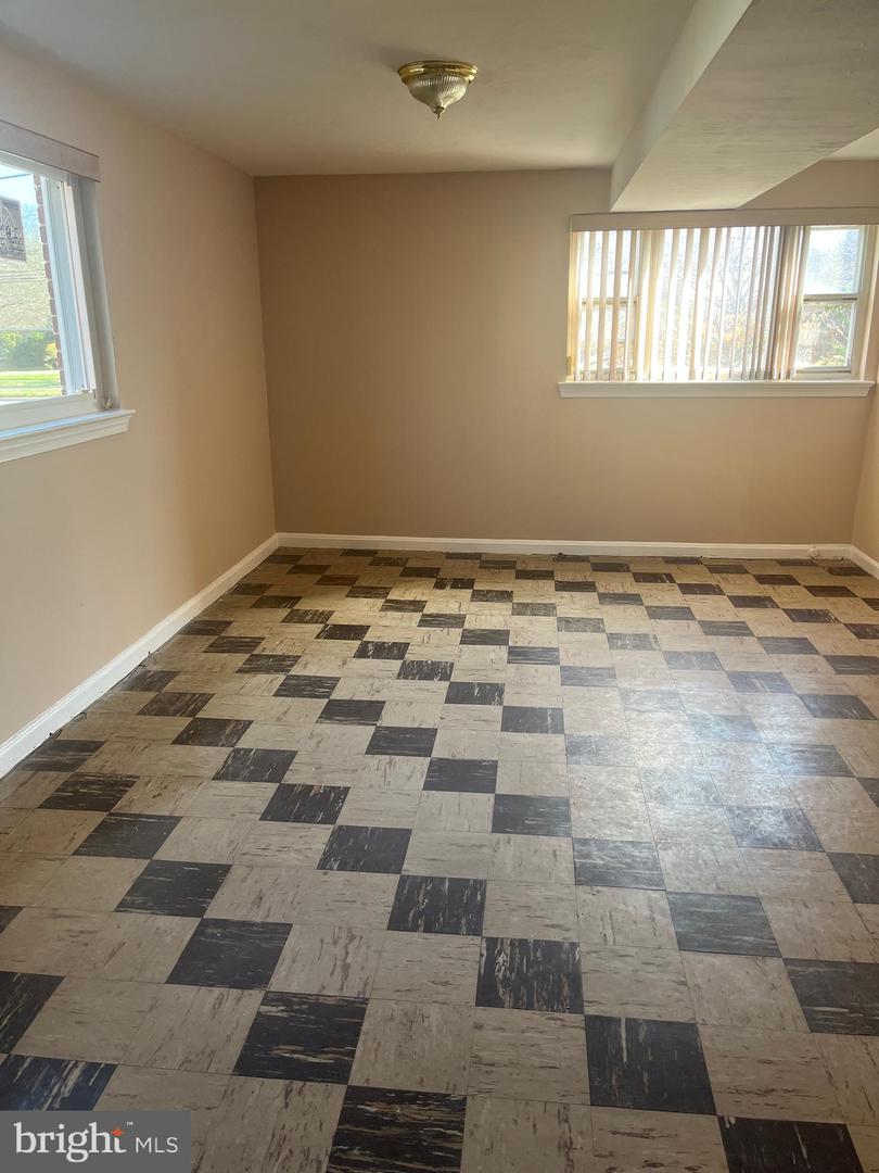 7104 Adelphi Rd Property Photo 18