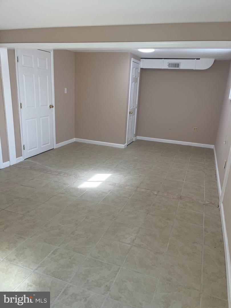 7104 Adelphi Rd Property Photo 24