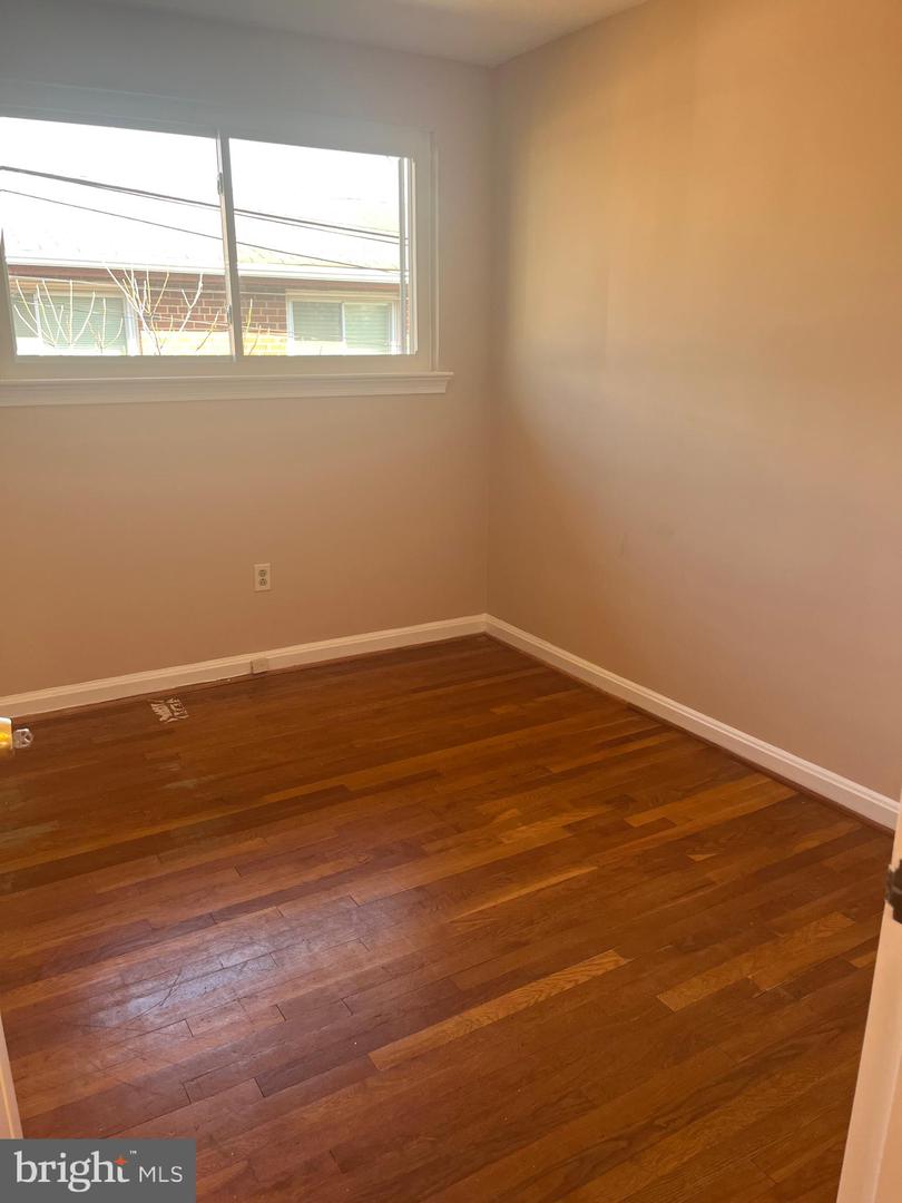 7104 Adelphi Rd Property Photo 25