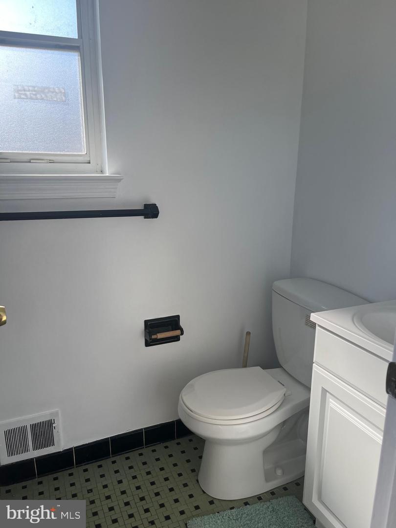7104 Adelphi Rd Property Photo 26