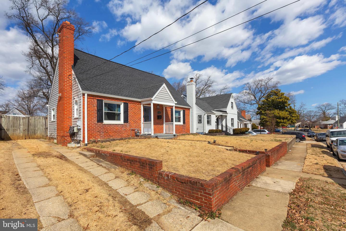 6918 GATEWAY BLVD Property Photo 1