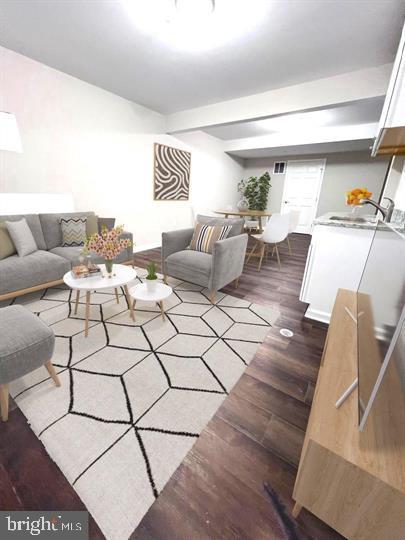 2105 Ruatan St Property Photo 3