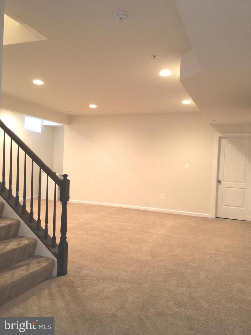 12505 Barnard Ct Property Photo 32