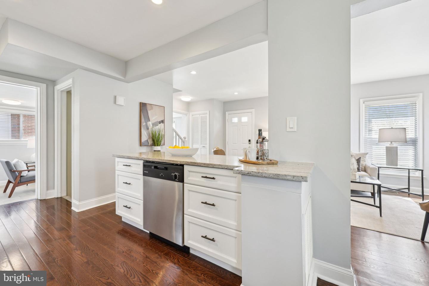 5822 Carlyle Property Photo 14