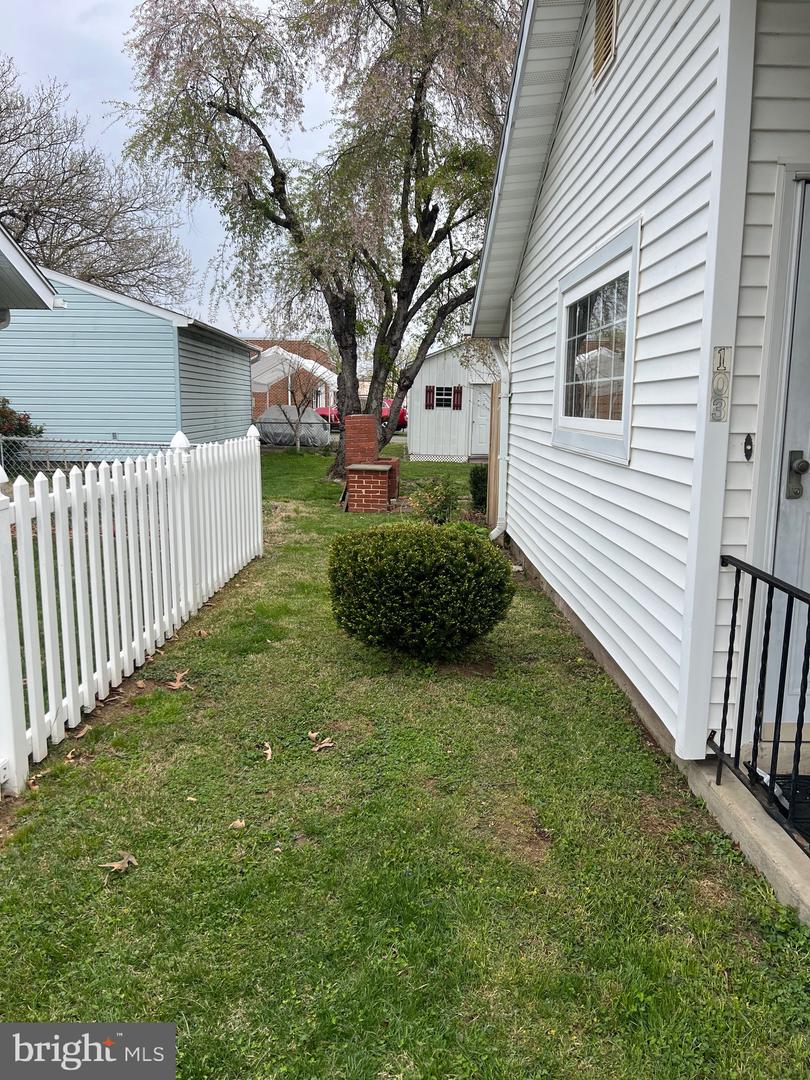 103 Irving St Property Photo 4